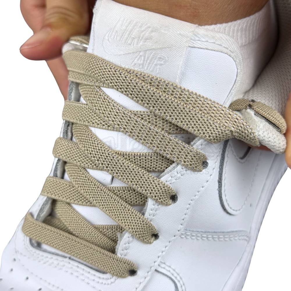 De aller beste elastische veters in beige kleur 9mm breed onzichtbaar gestrikt in nike air force schoenen met uitgerekte stretch