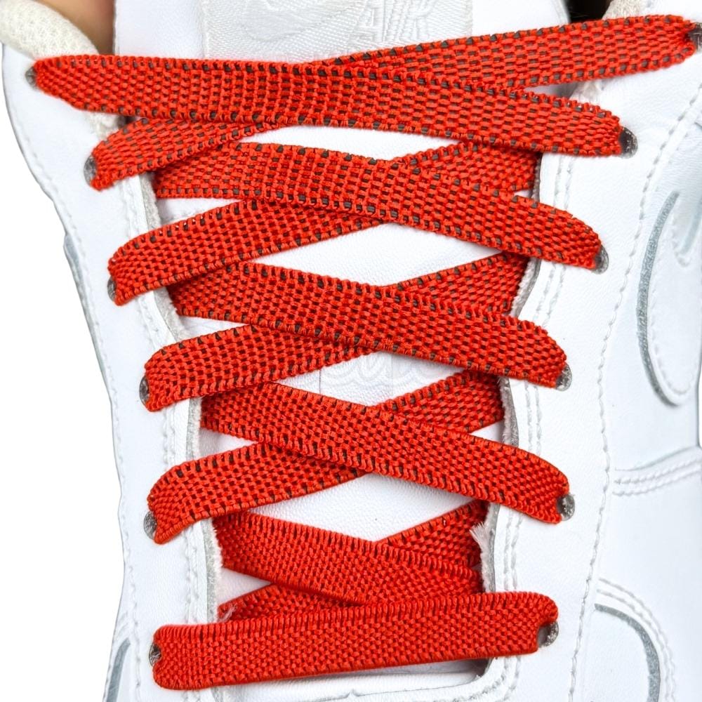 Elastische veters onzichtbaar strikken plat 9mm onzichtbare clipjes rood met stretch uitgerekt