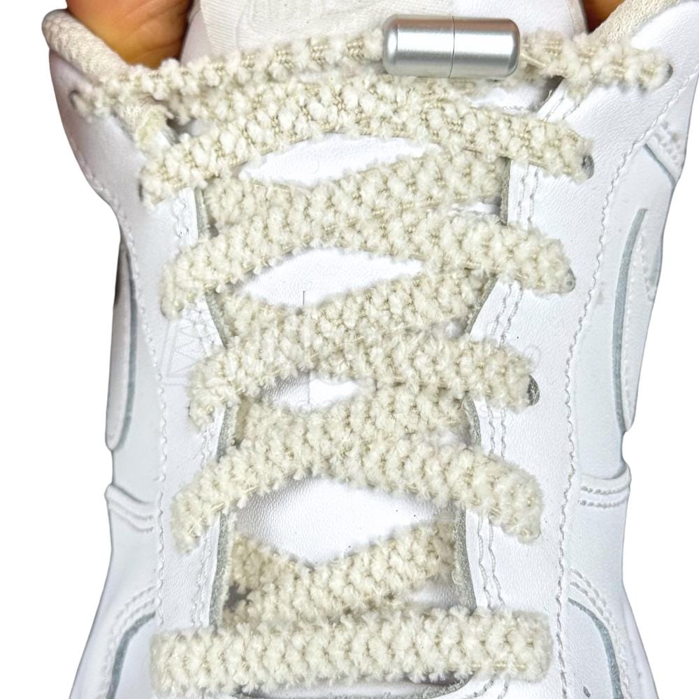 Elastische veters zonder strikken fluffy 7mm capsule sluiting beige met stretch uitgerekt