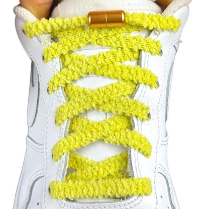 Elastische veters zonder strikken fluffy 7mm capsule sluiting geel met stretch uitgerekt
