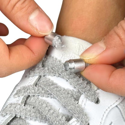 Elastische veters zonder strikken fluffy 7mm capsule sluiting grijs detailfoto van hoe de sluiting werkt