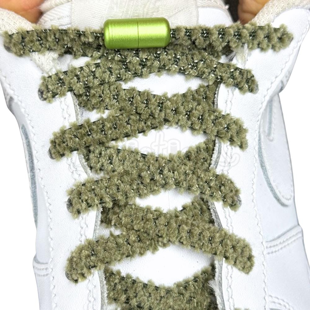 Elastische veters zonder strikken fluffy 7mm capsule sluiting mosgroen met stretch uitgerekt