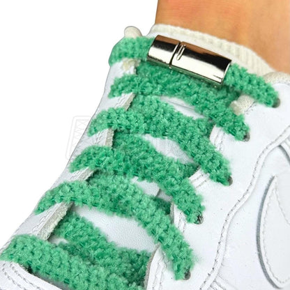 Elastische veters zonder strikken fluffy 7mm magnetische sluiting groen geregen in witte Nike Air Force 1