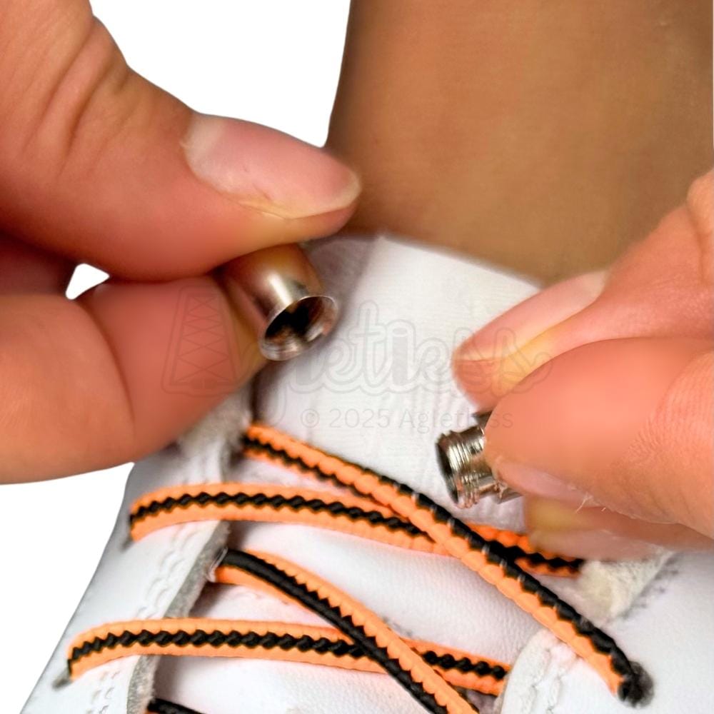 Elastische veters zonder strikken driehoek 3mm capsule sluiting zwart oranje detailfoto van hoe de sluiting werkt