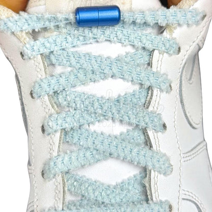 Elastische veters zonder strikken fluffy 7mm capsule sluiting lichtblauw met stretch uitgerekt