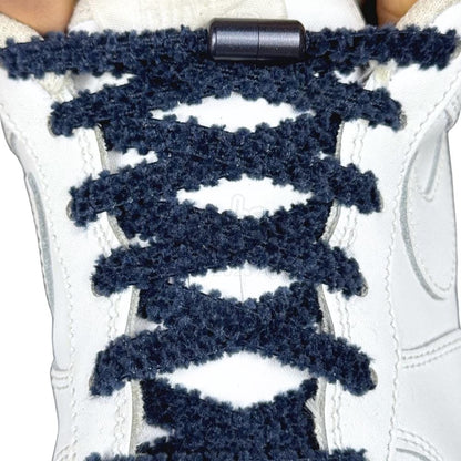 Elastische veters zonder strikken fluffy 7mm capsule sluiting marineblauw met stretch uitgerekt