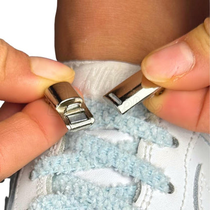 Elastische veters zonder strikken fluffy 7mm magnetische sluiting lichtblauw detailfoto van hoe de sluiting werkt