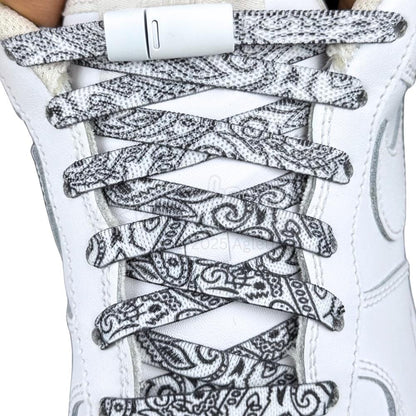 Elastische veters zonder strikken paisley 9mm magnetische sluiting wit zwart met stretch uitgerekt
