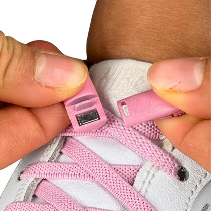 Elastische veters zonder strikken plat 6mm magnetische sluiting roze detailfoto van hoe de sluiting werkt