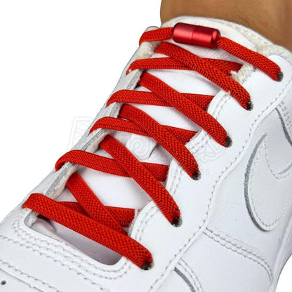 Elastische veters zonder strikken plat 6mm metalen draai capsule rood geregen in witte Nike Air Force 1