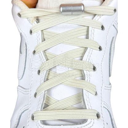 Elastische veters zonder strikken plat 7mm capsule sluiting beige met stretch uitgerekt