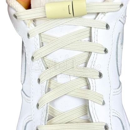 Elastische veters zonder strikken plat 7mm magnetische sluiting beige met stretch uitgerekt