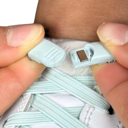Elastische veters zonder strikken plat 7mm magnetische sluiting lichtgroen detailfoto van hoe de sluiting werkt