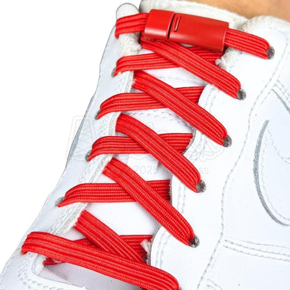 Elastische veters zonder strikken plat 7mm magnetische sluiting rood geregen in witte Nike Air Force 1