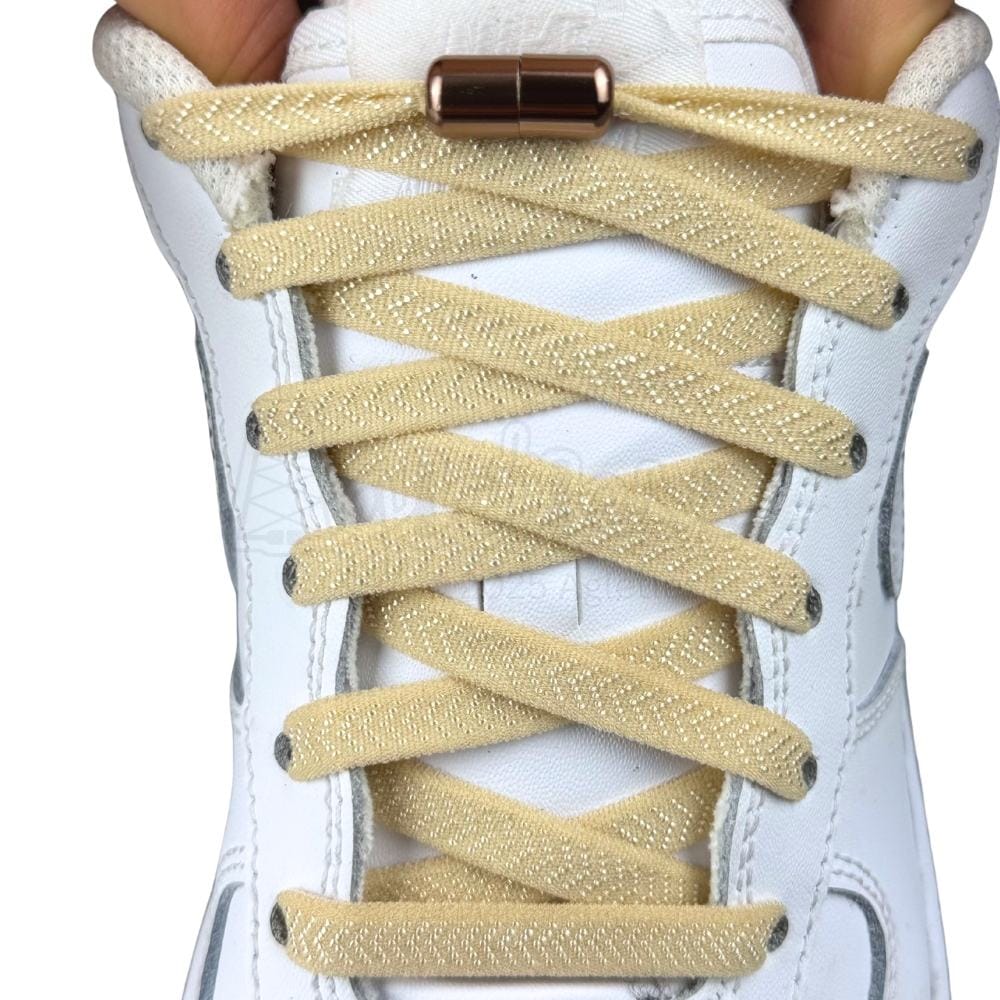 Elastische veters zonder strikken plat 8mm metalen draai capsule beige met stretch uitgerekt