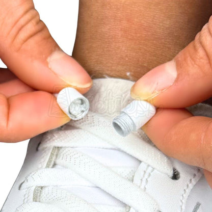 Elastische veters zonder strikken plat 8mm metalen draai capsule wit detailfoto van hoe de sluiting werkt