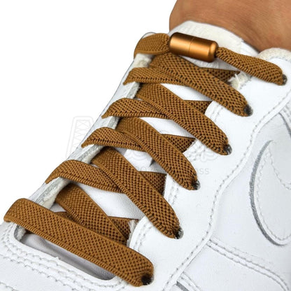 Elastische veters zonder strikken plat 9mm metalen draai capsule bruin geregen in witte Nike Air Force 1