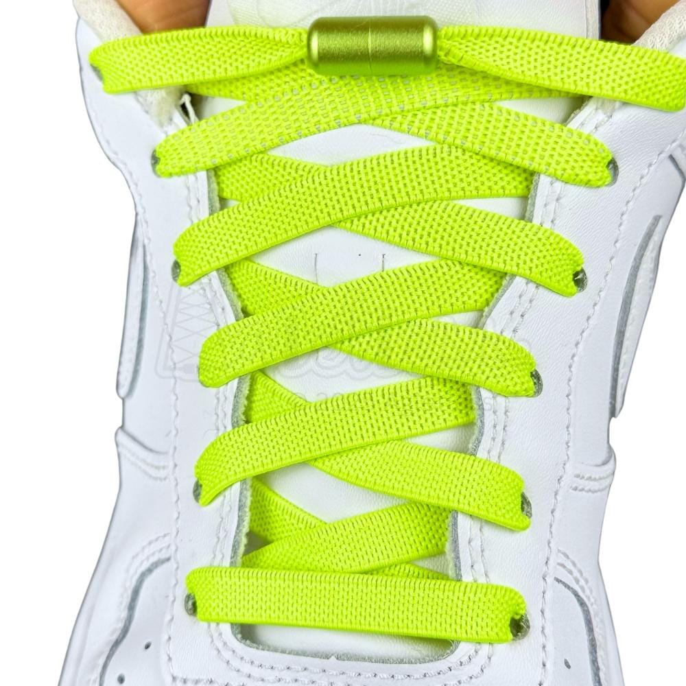 Elastische veters zonder strikken plat 9mm metalen draai capsule fluorescerend groen met stretch uitgerekt