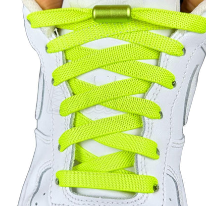 Elastische veters zonder strikken plat 9mm metalen draai capsule fluorescerend groen met stretch uitgerekt