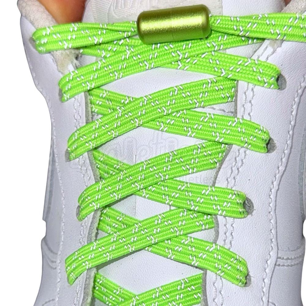 Elastische veters zonder strikken reflecterend 7mm capsule sluiting fluorescerend groen geregen in witte Nike Air Force 1