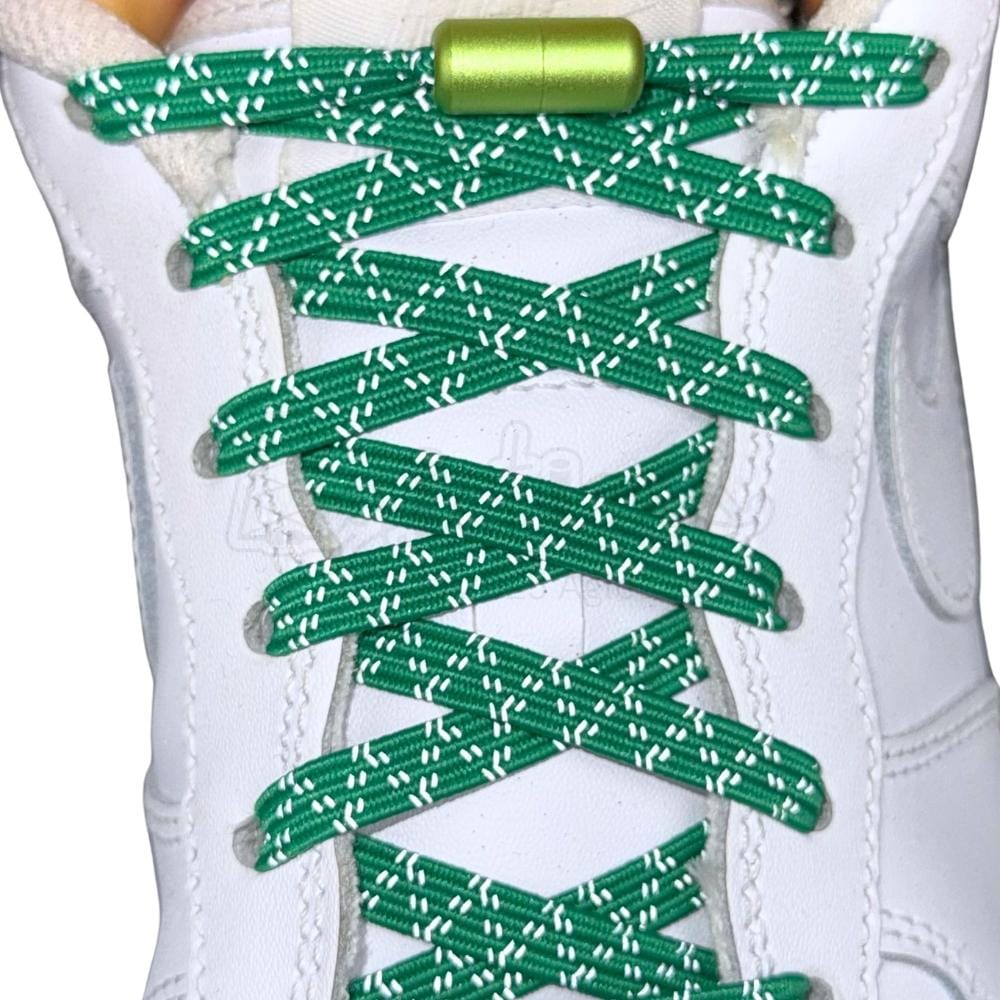 Elastische veters zonder strikken reflecterend 7mm capsule sluiting groen geregen in witte Nike Air Force 1