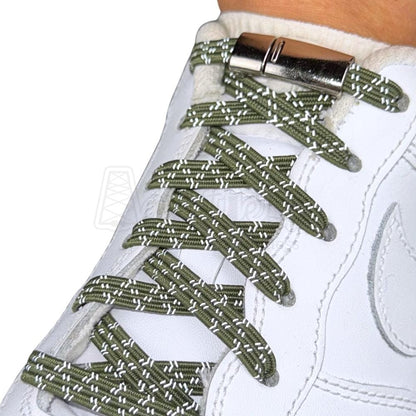 Elastische veters zonder strikken reflecterend 7mm magnetische sluiting mosgroen geregen in witte Nike Air Force 1