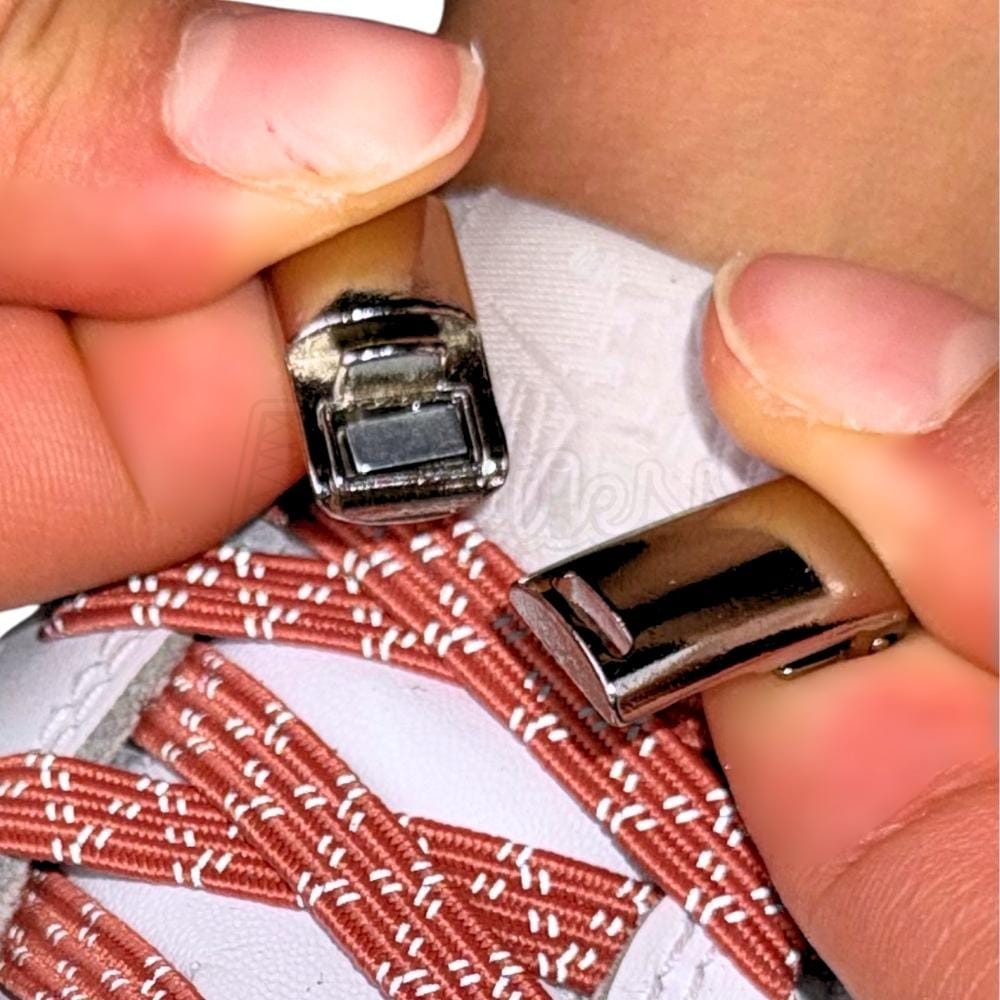 Elastische veters zonder strikken reflecterend 7mm magnetische sluiting zalmroze detailfoto van hoe de sluiting werkt