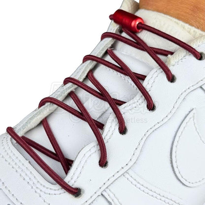 Elastische veters zonder strikken rond 3mm capsule sluiting wijnrood geregen in witte Nike Air Force 1