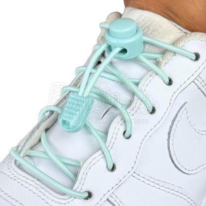 Elastische veters zonder strikken rond 3mm lock sluiting lichtgroen geregen in witte Nike Air Force 1