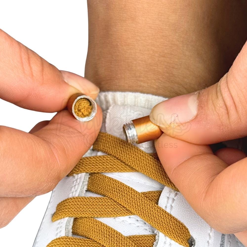 Elastische veters zonder strikken vintage 8mm capsule sluiting cognac detailfoto van hoe de sluiting werkt