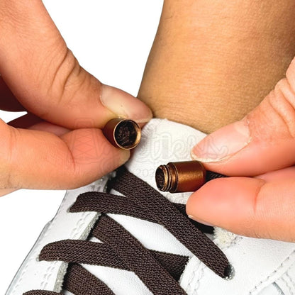 Elastische veters zonder strikken vintage 8mm capsule sluiting donkerbruin detailfoto van hoe de sluiting werkt