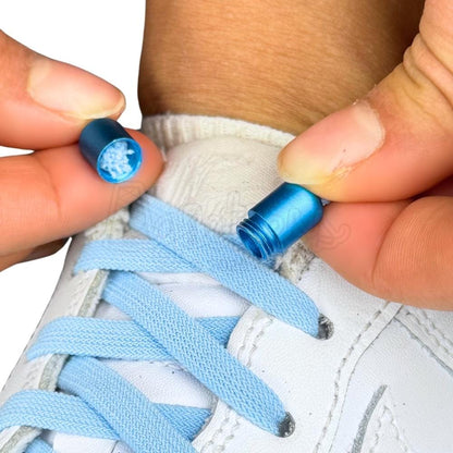 Elastische veters zonder strikken vintage 8mm capsule sluiting lichtblauw detailfoto van hoe de sluiting werkt